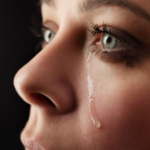 Frau weint eine Träne